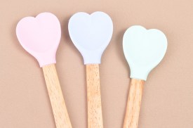 Espatula silicona corazon mango madera (3)8.jpg